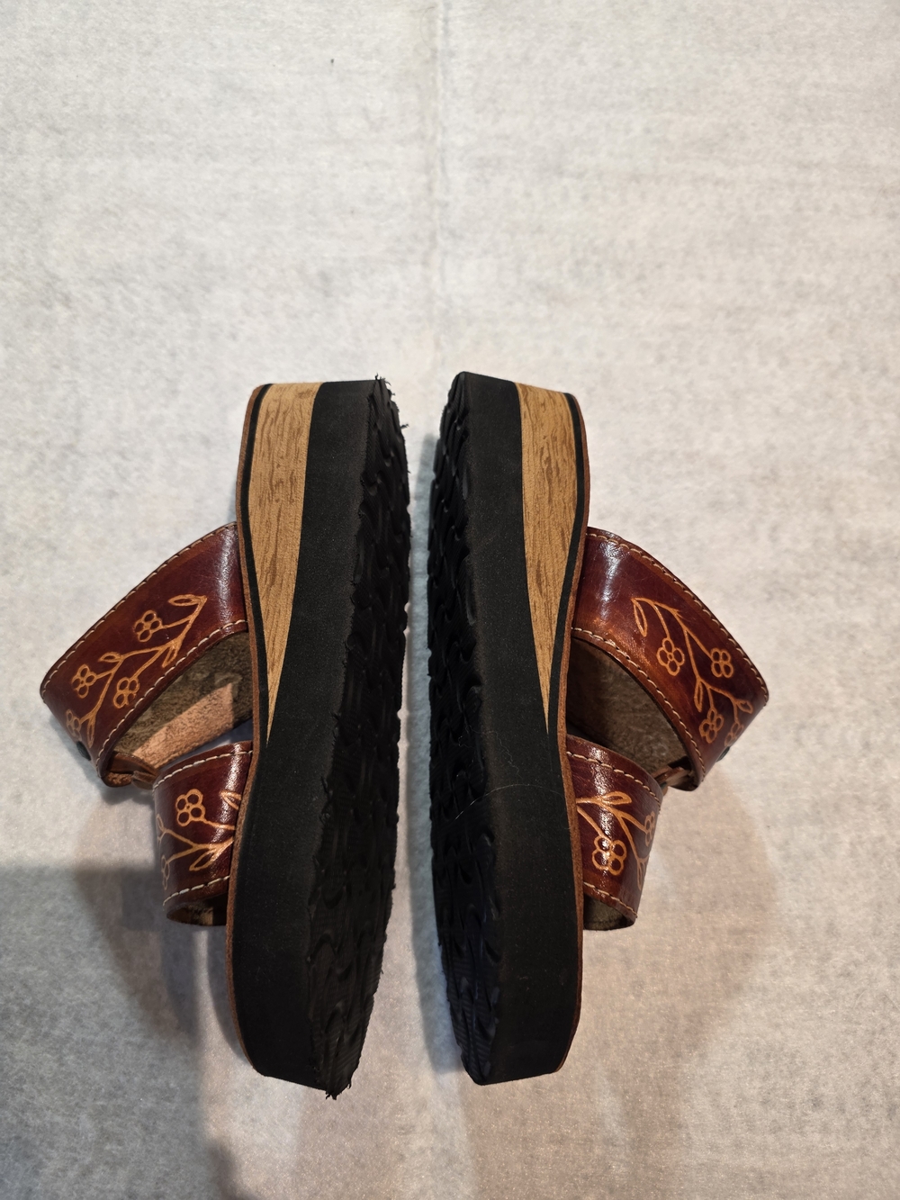 Women's Leather Sandals - Picture 4 of 6